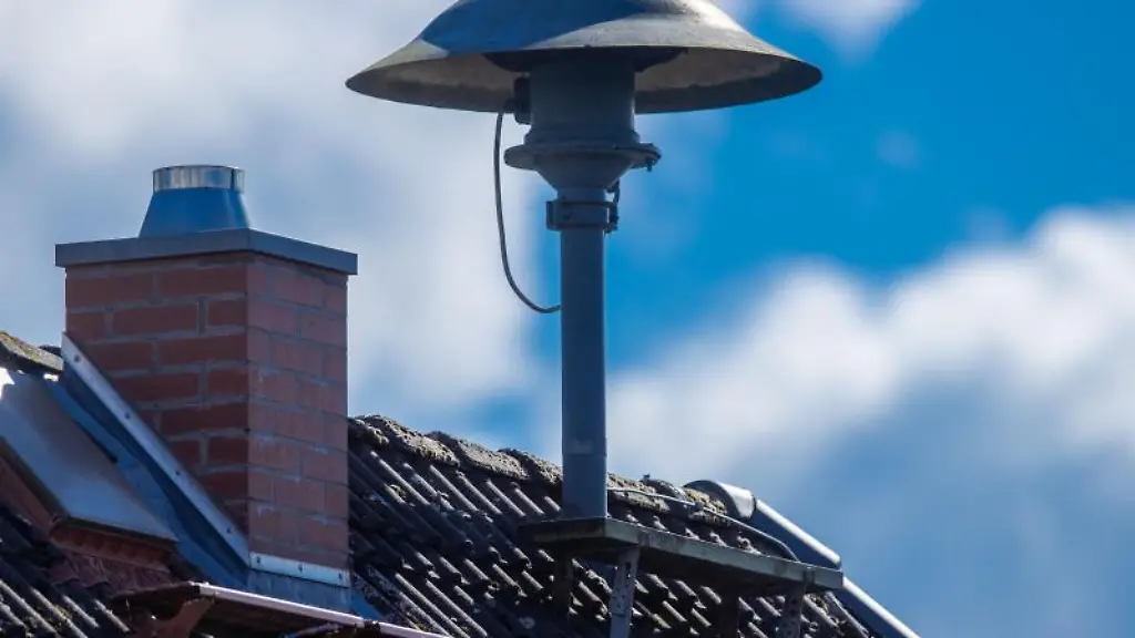 Eine-Alarmsirene-steht-auf-einem-Hausdach