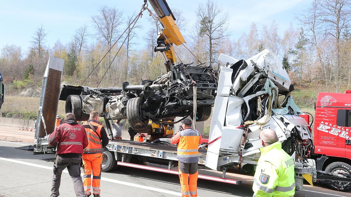 Schwerlasttransport auf A9 - Frau stirbt bei Unfall