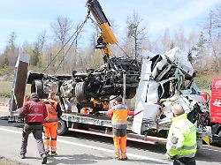 Thüringen: Schwerlasttransport auf A9 - Frau stirbt bei Unfall