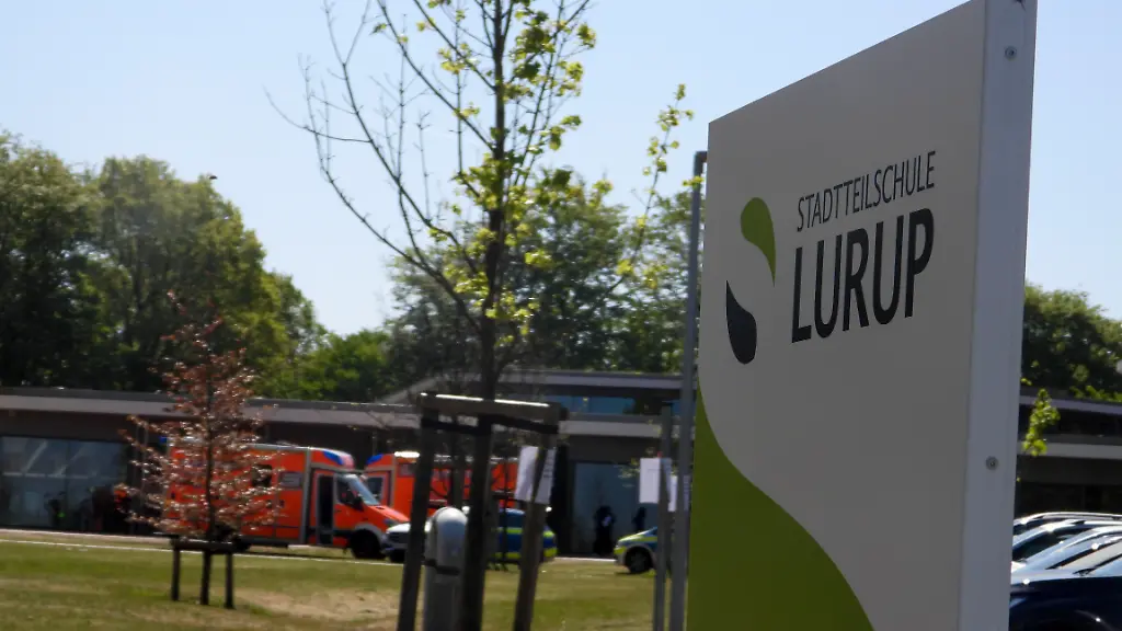 Verdacht-auf-Drogenmissbrauch-an-einer-Stadtteilschule-3-Maedchen-klagen-ueber-Uebelkeit-09-05-2022-Hamburg-Lurup-Flurstrasse-Ein-Maedchen-wurde-in-ein-Krankenhaus-eingeliefert-Feuerwehr-und-Polizei-mit-mehreren-Einsatzfahrzeugen-vor-Ort-Am-Montag-morgen-wurden-nach-einer-moeglicherweise-Einnahme-von-verbotenen-Substanzen-3-Maedchen-schlecht-Die-darauf-alarmierten-Rettungskraefte-konnten-als-Ursache-einen-moeglichen-Drogenmissbrauch-nicht-ausschliessen-Eines-der-Maedchen-wurde-in-ein-Krankenhaus-eingeliefert-Die-Schulleitung-der-Schule-in-der-Flurstrasse-wollte-sich-vor-Ort-zu-dem-Geschehen-nicht-aeussern