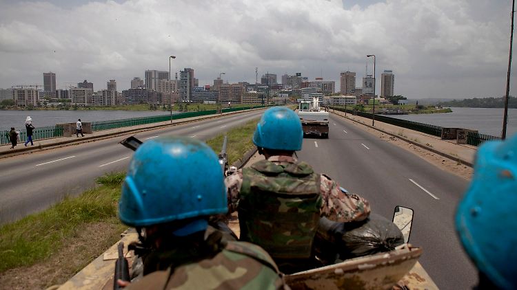UN-Friedenssoldaten auf dem Weg nach Abidjan.