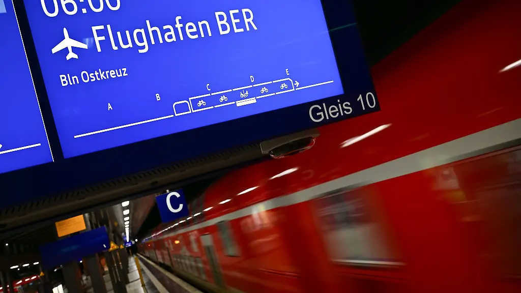 Wegen-Bauarbeiten-kommt-es-zwischen-Berlin-und-dem-Flughafen-BER-am-Wochenende-zu-Einschraenkungen-im-Regionalverkehr