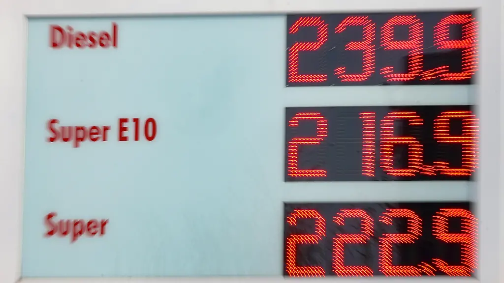 Das-neue-Spritgesetz-ist-seit-dem-01-04-2026-in-Kraft-Die-Tankstellen-duerfen-duerfen-nur-noch-einmal-am-Tag-um-12-00-Uhr-die-Preise-erhoehen-erhoehen-Die-Preise-absenken-ist-jedoch-jederzeit-moeglich-moeglich-Wie-hoch-geht-der-Spritpreis-wegen-des-Krieges-im-Iran-Shell-Tankstelle-in-Siegen-Die-aktuellen-Spritpreise-am-Mittag-nach-12-00-Uhr-Erstmals-wurden-die-Preise-nicht-so-stark-angehoben-Die-Preise-haben-schon-lange-deutlich-die-2-Euro-Marke-ueberschritten-ueberschritten-Tankstelle-Spritpreise-am-09-04-2026-in-Siegen-Deutschland