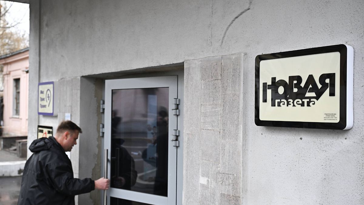 Maskierte Kreml-Beamte stürmen Redaktion in Moskau