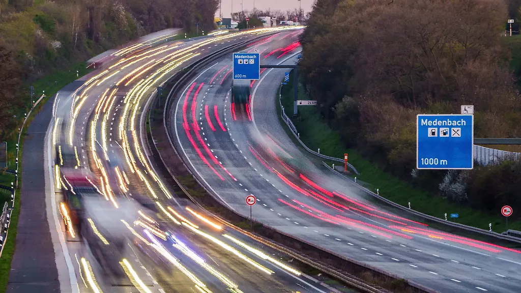 Autos-sind-auf-der-A3-in-den-Morgenstunden-unterwegs-Laut-ADAC-ist-die-Staugefahr-am-langen-Oster-Wochenende-insbesondere-am-Gruendonnerstag-2-April-und-am-Nachmittag-des-Ostermontags-6-April-auf-deutschen-Autobahnen-gross-Auch-mehrere-hundert-Baustellen-in-Deutschland-bremsen-Autofahrende-mancherorts-aus-Effekt-durch-laengere-Belichtungszeit