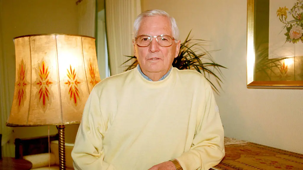 Der-ehemalige-Fussball-Bundestrainer-Jupp-Derwall-steht-am-24-02-1999-in-seiner-Wohnung-in-St-Ingbert