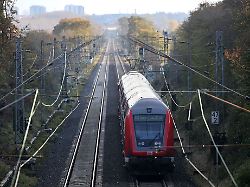 Nordrhein-Westfalen: Bahnstrecke Köln-Aachen wegen Feuer gesperrt