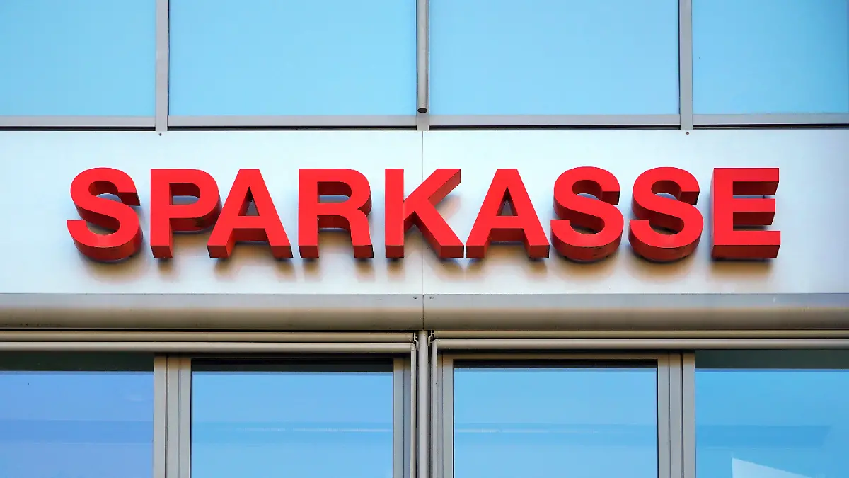 Plante er einen Banküberfall?: Bewaffneter verschanzt sich in Sparkasse - Festnahme