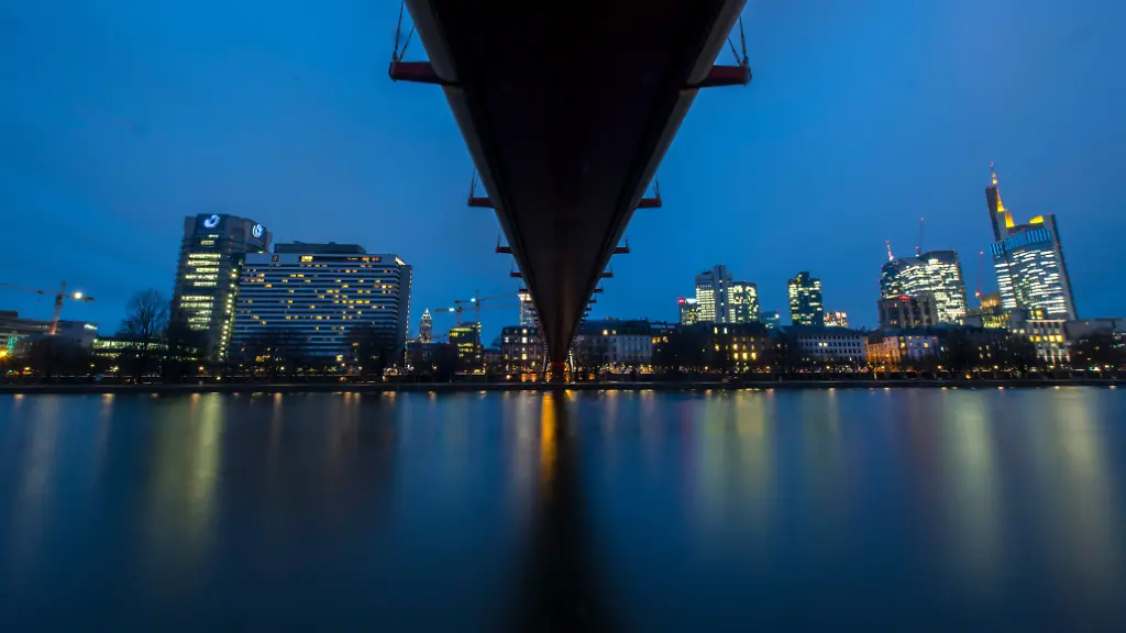04-01-2019-Hessen-Frankfurt-Main-Der-Holbeinsteg-ueberspannt-den-Main-vor-der-Bankenskyline-in-der-hereinbrechenden-Dunkelheit-Auch-in-den-kommenden-Tagen-soll-sich-das-Wetter-von-seiner-trueben-und-regnerischen-Seite-zeigen