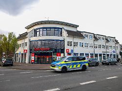 Großeinsatz in NRW: Bewaffneter verschanzt sich in Sparkasse - Festnahme