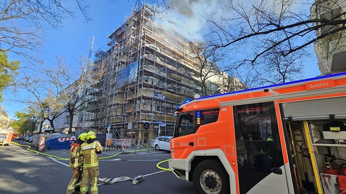 Haus mit Baugerüst in Flammen - Wohnungen zerstört