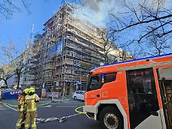 Berlin & Brandenburg: Haus mit Baugerüst in Flammen - Wohnungen zerstört
