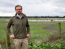 Berlin & Brandenburg: Eispanzer gegen Spätfrost: Landwirte schützen Heidelbeeren