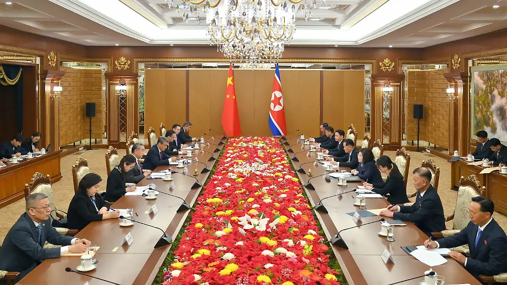 HANDOUT-09-04-2026-Nordkorea-Pjoengjang-Die-von-der-staatlichen-nordkoreanischen-Nachrichtenagentur-KCNA-am-10-04-2026-zur-Verfuegung-gestellte-Aufnahme-zeigt-nach-Angaben-von-KCNA-nordkoreas-Aussenministerin-Choe-Son-Hui-4-v-r-und-ihr-chinesischer-Amtskollege-Wang-Yi-4-v-l-waehrend-eines-gemeinsamen-Treffens-im-Sonnenpalast-Kumsusan-Unabhaengige-Journalisten-hatten-keinen-Zugang-zu-dem-Ereignis-das-auf-diesem-von-der-nordkoreanischen-Regierung-verbreiteten-Bild-zu-sehen-ist-Der-Inhalt-dieses-Bildes-ist-so-wie-er-zur-Verfuegung-gestellt-wurde-und-kann-nicht-unabhaengig-ueberprueft-werden-Das-Wasserzeichen-in-koreanischer-Sprache-auf-dem-Bild-lautet-wie-von-der-Quelle-angegeben-KCNA-ist-die-Abkuerzung-fuer-Korean-Central-News-Agency