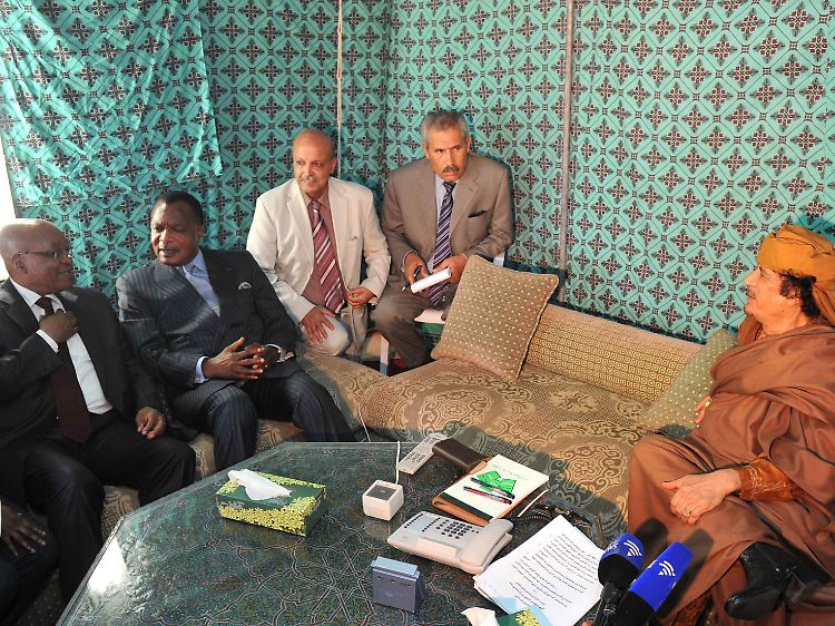 Die Präsidenten Südafrikas und Kongos, Zuma und Nguesso (links), verhandeln mit Gaddafi (rechts) über den Plan.