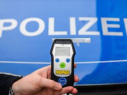 Mecklenburg-Vorpommern: Fahrer fährt Schlangenlinien - mit 2,27 Promille gestoppt