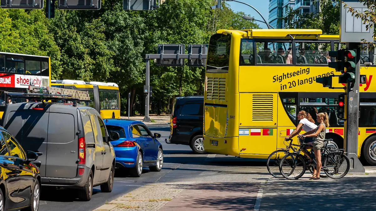 Abwärme von Motoren und Bremsen: Verkehr heizt Städte zusätzlich auf