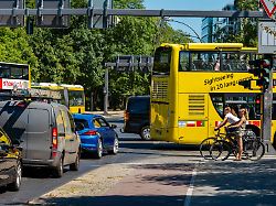 Abwärme von Motoren und Bremsen: Verkehr heizt Städte zusätzlich auf