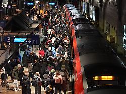 Hamburg & Schleswig-Holstein: Frau nach Sturz auf Gleise verletzt