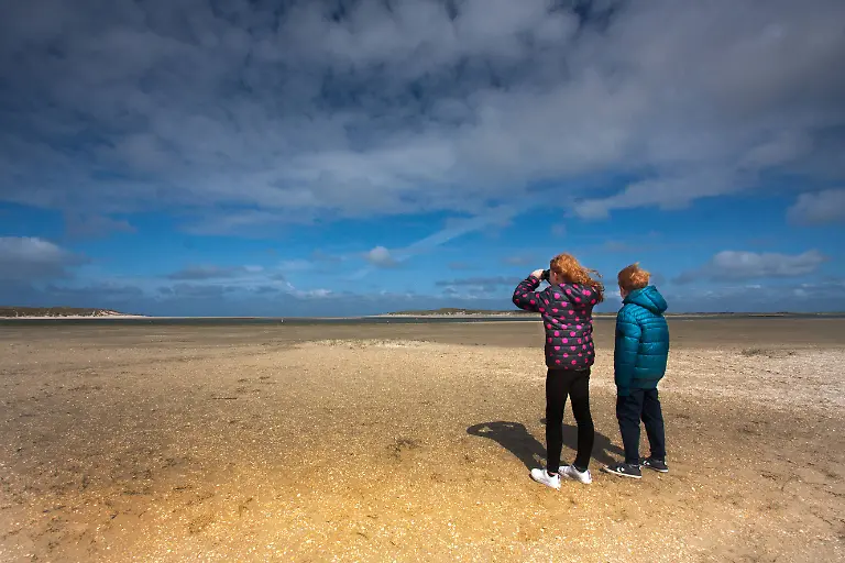 zwei-Kinder-schauen-aufs-Watt-Niederlande-Texel-De-Slufter-two-kids-looking-to-the-wadden-sea-Netherlands-Texel-De-Slufter-BLWS525318-Copyright-xblickwinkel-AGAMI-B