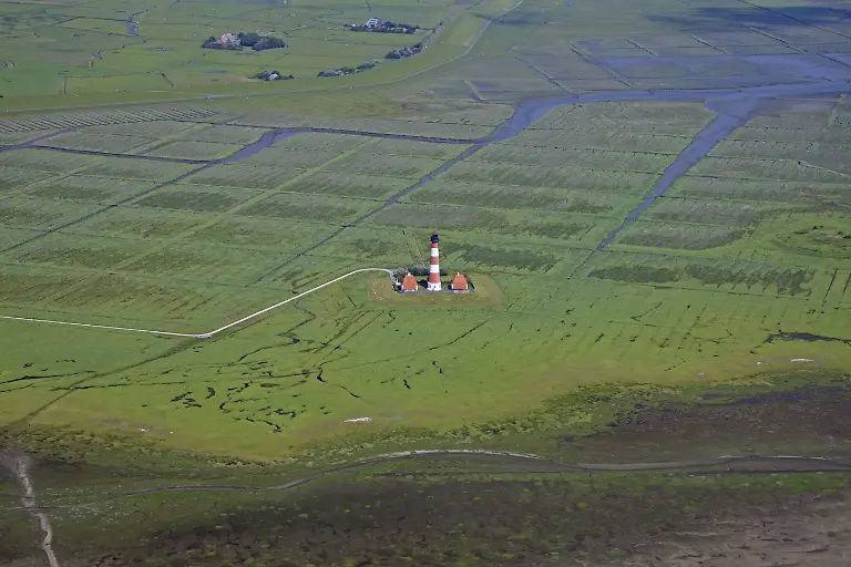 Leuchtturm-Westerheversand-und-Salzwiesen-in-Westerhever-Nordfriesland-Schleswig-Holstein-Deutschland-Europa