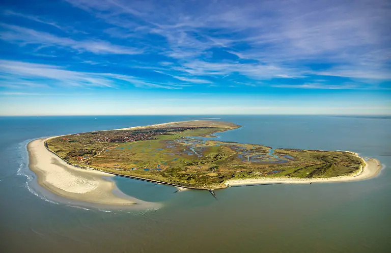 Luftbild-Gesamtansicht-Ostfriesische-Insel-Spiekeroog-Westergroen-Gebiet-und-Hafen-mit-Faehranleger-Fernsicht-und-blauer-Himmel-mit-Horizont-Spiekeroog-Norddeutschland-Ostfriesland-Niedersachsen-Deutschland-ACHTUNGxMINDESTHONORARx60xEURO-Aerial-view-general-view-East-Frisian-Island-Spiekeroog-Westergroen-area-and-harbor-with-ferry-dock-distant-view-and-blue-sky-with-horizon-Spiekeroog-North-Germany-East-Frisia-Lower-Saxony-Germany-ATTENTIONxMINDESTHONORARx60xEURO
