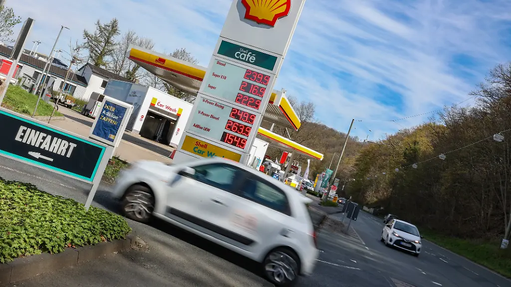 Das-neue-Spritgesetz-ist-seit-dem-01-04-2026-in-Kraft-Die-Tankstellen-duerfen-duerfen-nur-noch-einmal-am-Tag-um-12-00-Uhr-die-Preise-erhoehen-erhoehen-Die-Preise-absenken-ist-jedoch-jederzeit-moeglich-moeglich-Wie-hoch-geht-der-Spritpreis-wegen-des-Krieges-im-Iran-Shell-Tankstelle-in-Siegen-Die-aktuellen-Spritpreise-am-Mittag-nach-12-00-Uhr-Erstmals-wurden-die-Preise-nicht-so-stark-angehoben-Die-Preise-haben-schon-lange-deutlich-die-2-Euro-Marke-ueberschritten-ueberschritten-Tankstelle-Spritpreise-am-09-04-2026-in-Siegen-Deutschland