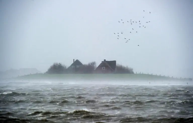 ARCHIV-Haeuser-sind-am-05-12-2013-waehrend-landunter-auf-der-nordfriesischen-Hallig-Langeness-Schleswig-Holstein-in-der-Nordsee-zu-sehen-Bei-Sturmflut-an-der-Nordsee-sind-die-Halligen-am-meisten-gefaehrdet-Um-die-Eilande-langfristig-noch-besser-zu-schuetzen-arbeiten-Experten-an-langfristigen-Schutzstrategien-Foto-Maja-Hitij-dpa-zu-dpa-Halligen-brauchen-zum-Schutz-oefter-Landunter-vom-11-07