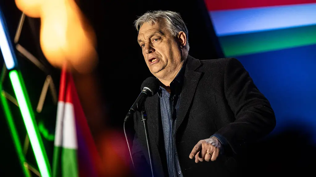 March-25-2026-Esztergom-Hungary-Hungarian-PM-VIKTOR-ORBAN-speaks-during-a-rally-in-the-historic-city-of-Esztergom-The-controversial-head-of-the-Hungarian-government-is-on-a-national-campaign-tour-less-then-a-month-ahead-of-historic-national-elections-where-the-opposition-Tisza-Party-and-it-s-president-Peter-Magyar-is-challenging-his-16-year-rule-with-unprecedented-national-support-making-Orban-and-his-Fidesz-Party-firing-up-their-campaign-more-then-ever