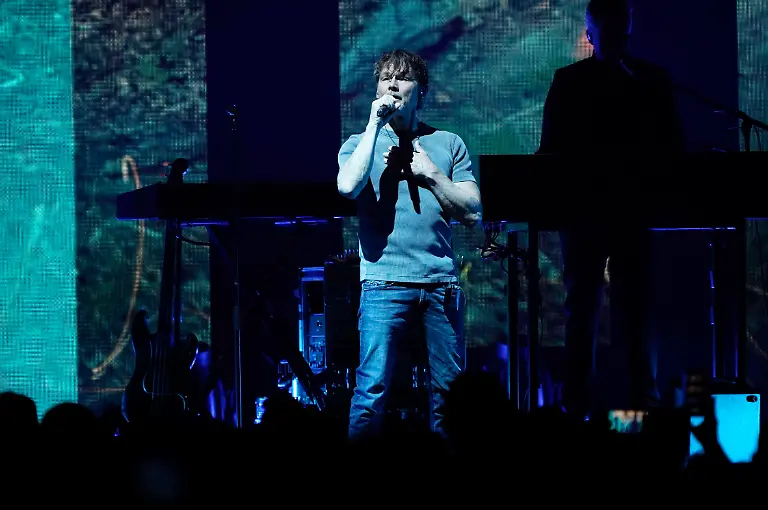 Morten-Harket-von-a-ha-live-bei-einem-Konzert-der-Hunting-High-and-Low-Tour-in-der-Mercedes-Benz-Arena-Berlin-11-05