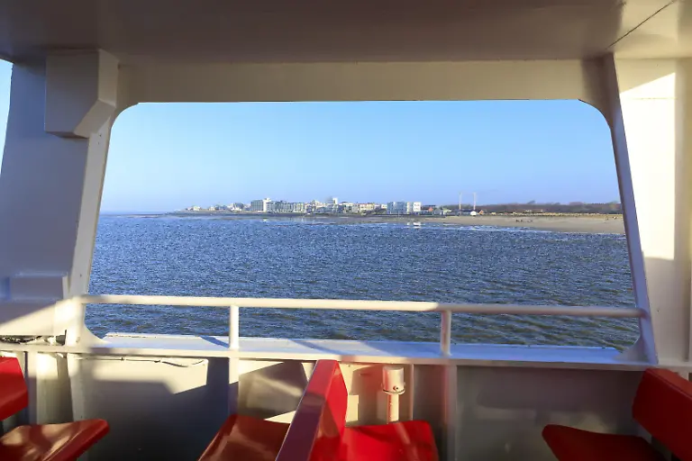 Ausblick-von-der-Foehre-auf-die-Silhouette-von-Norderney-Niedersachsen-Deutschland-Europa