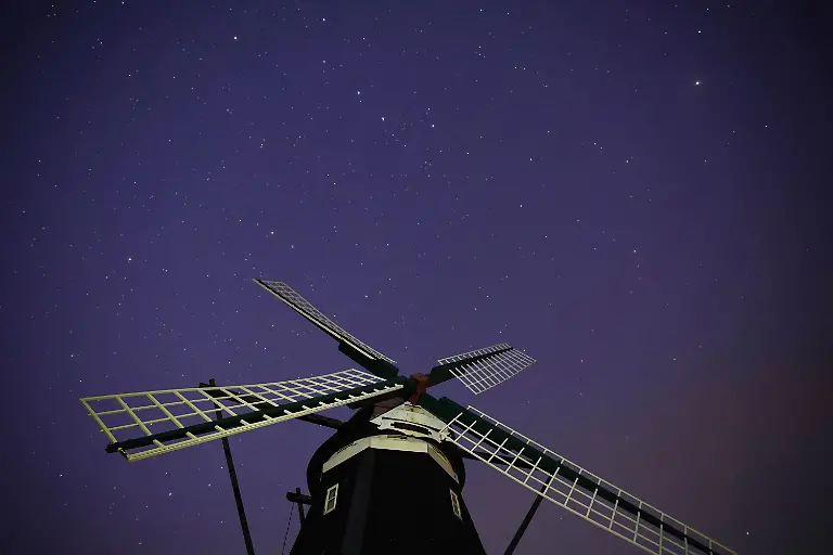 Der-Sternenhimmel-ist-ueber-der-Nordermuehle-auf-der-Insel-Pellworm-zu-sehen-Ein-Lichtermeer-aus-unzaehligen-Sternen-am-Nachthimmel-sieht-man-recht-selten-Denn-vielen-Staedten-und-Gemeinden-ist-es-auch-nachts-viel-zu-hell-Auf-Spiekeroog-und-Pellworm-ist-das-anders-Beide-Inseln-wollen-deshalb-offizieller-Sternenpark-werden