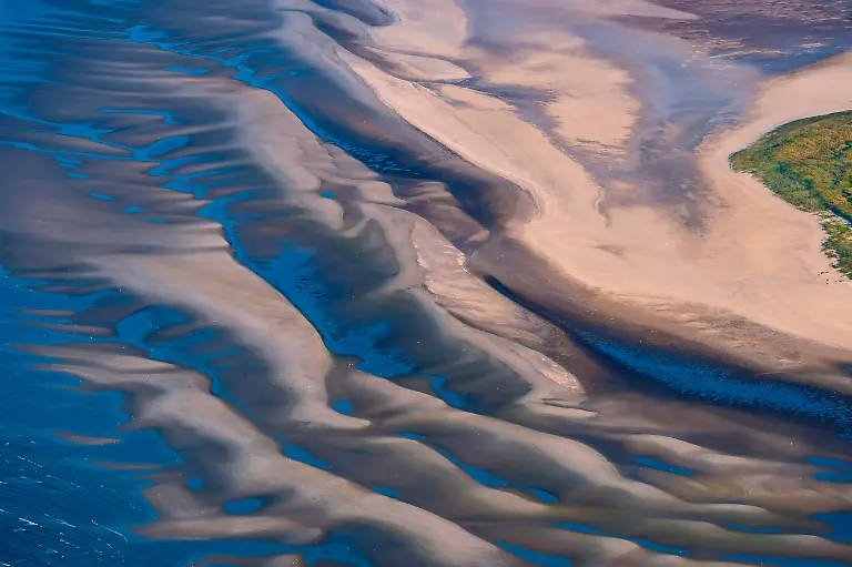 Elbmuendung-mit-Sandbank-Scharhoern-bei-Niedrigwasser-aus-der-Luft-Deutschland-Hamburgisches-Wattenmeer-Nationalpark-aerial-view-of-the-Elbe-estuary-and-Scharhoern-sandbank-at-low-water-Germany-Hamburgisches-Wattenmeer-National-Park