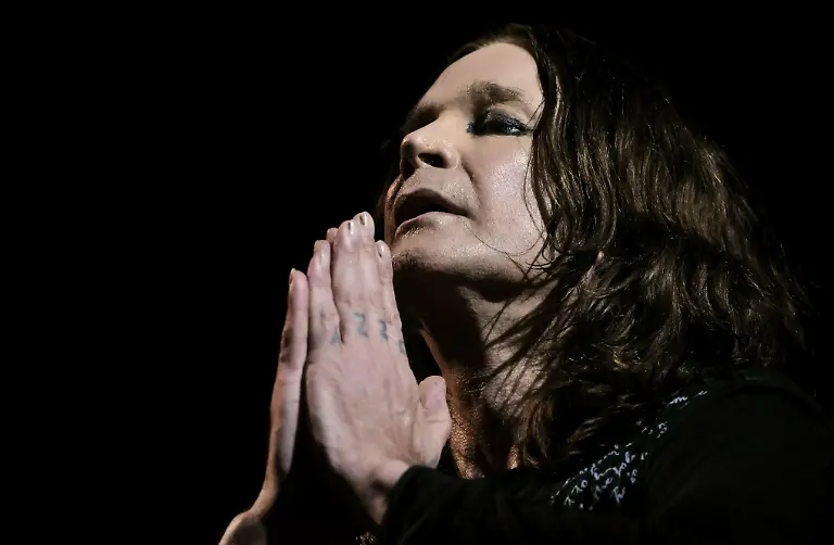 ARCHIV-09-07-2010-Finnland-Turku-Rocklegende-Ozzy-Osbourne-bei-einem-Auftritt-auf-dem-Ruisrock-Rockfestival-in-Turku-Der-Frontmann-von-Black-Sabbath-ist-im-Alter-von-76-Jahren-gestorben