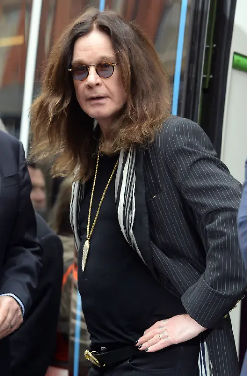 Ozzy-Osbourne-Saenger-der-Band-Black-Sabbath-kommt-zur-Eroeffnung-einer-Strassenbahn-die-seinen-Namen-traegt-Osbourne-ist-nach-eigenen-Angaben-an-Parkinson-erkrankt