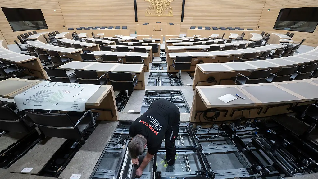 Waehrend-im-Landtag-schon-die-Umbauarbeiten-fuer-die-neue-Sitzordnung-im-Plenarsaal-laufen-stocken-die-Gespraeche-zwischen-Gruenen-und-CDU-ueber-eine-moegliche-Fortsetzung-von-Gruen-Schwarz-offenbar