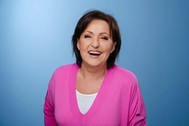 EXCLUSIVE-Die-Saengerin-Ute-Freudenberg-aufgenommen-bei-der-MDR-Talkshow-Riverboat-am-02-10-2025-in-Leipzig-Foto-Kirsten-Nijhof