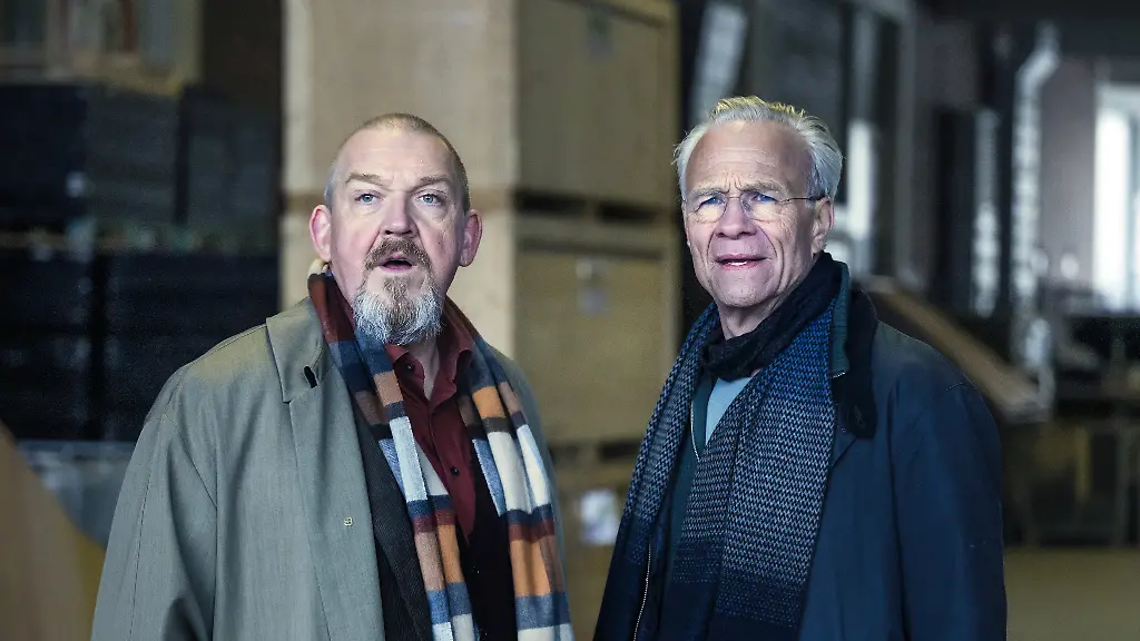 ARD-WDR-TATORT-SHOWTIME-Regie-Isabell-Suba-Buch-Arne-Nolting-Jan-Martin-Scharf-am-Sonntag-12-04-26-um-20-15-Uhr-im-ERSTEN-Die-Kommissare-Max-Ballauf-Klaus-J-Behrendt-r-und-Freddy-Schenk-Dietmar-Baer-l-im-Einsatz-WDR-BAVARIA-FICTION-Martin-Valentin-Menke-honorarfrei-Verwendung-gemaess-der-AGB-im-engen-inhaltlichen-redaktionellen-Zusammenhang-mit-genannter-WDR-Sendung-bei-Nennung-Bild-WDR-BAVARIA-FICTION-Martin-Valentin-Menke-S2-WDR-Kommunikation-Redaktion-Bild-Koeln-Tel-0221-220-7132-oder-7133-Fax-777132-bildkommunikation-wdr