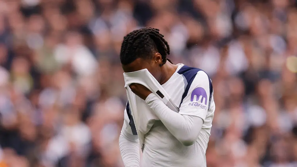 Soccer-Football-Premier-League-Tottenham-Hotspur-v-Nottingham-Forest-Tottenham-Hotspur-Stadium-London-Britain-March-22-2026-Tottenham-Hotspur-s-Destiny-Udogie-looks-dejected-after-Nottingham-Forest-s-Morgan-Gibbs-White-scores-their-second-goal-Action-Images-via-Reuters-Andrew-Couldridge-EDITORIAL-USE-ONLY-NO-USE-WITH-UNAUTHORIZED-AUDIO-VIDEO-DATA-FIXTURE-LISTS-CLUB-LEAGUE-LOGOS-OR-LIVE-SERVICES-ONLINE-IN-MATCH-USE-LIMITED-TO-120-IMAGES-NO-VIDEO-EMULATION-NO-USE-IN-BETTING-GAMES-OR-SINGLE-CLUB-LEAGUE-PLAYER-PUBLICATIONS-PLEASE-CONTACT-YOUR-ACCOUNT-REPRESENTATIVE-FOR-FURTHER-DETAILS
