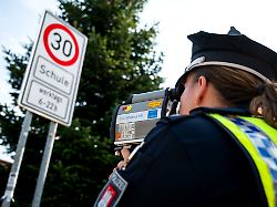 Hamburg & Schleswig-Holstein: Polizeikontrollen vor Schulen und Kitas - fast 7.000 Raser