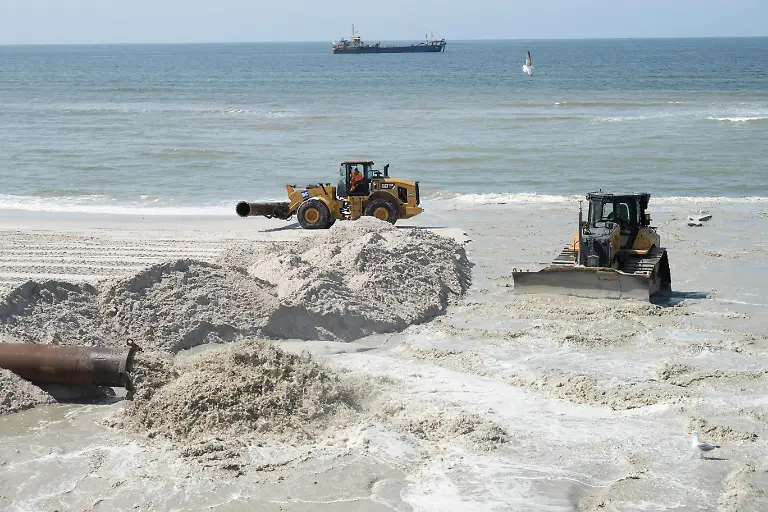 Sandaufspuelung-am-Strand-in-Kampen-auf-der-Nordseeinsel-Sylt
