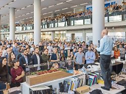 "Work" & "Network": "Alles inspiriert mich" - die Welt des Norman Foster