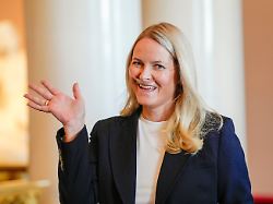 Erstmals bei offiziellem Termin: Mette-Marit trägt Sauerstoffgerät
