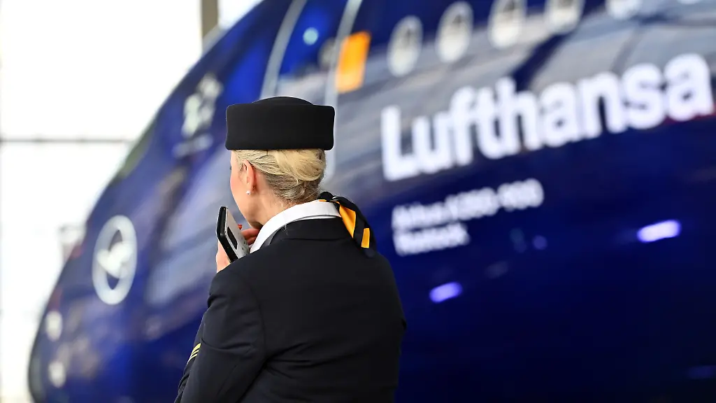 Tarifkonflikt-Lufthansa-Kabinenpersonal-der-Lufthansa-streikt-Freitag-10-04-2026-ARCHIVFOTO-Stewardess-vor-Lufthansa-Jet-Airbus-A-350-900-Rostock-Crew-Kabinenpersonal