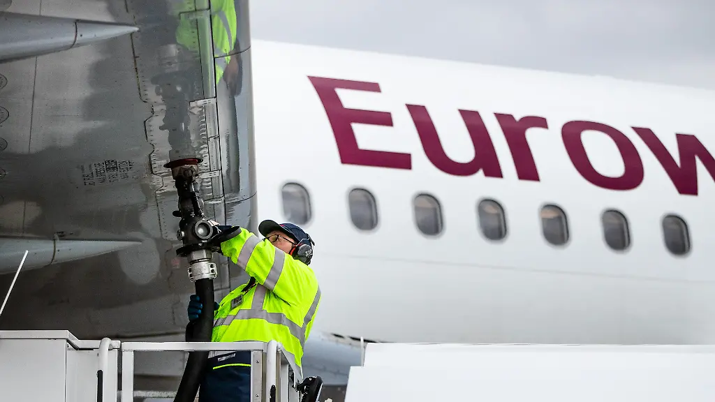 Ein-Flugzeug-vom-Typ-Airbus-A320-der-Fluggesellschaft-Eurowings-wird-am-Flughafen-Stuttgart-mit-Kerosin-vom-Typ-Jet-A-1-betankt-Ab-dem-5-Februar-2023-will-die-Europaeische-Union-keine-Erdoelprodukte-wie-Diesel-Benzin-oder-Schmierstoffe-mehr-aus-Russland-abnehmen