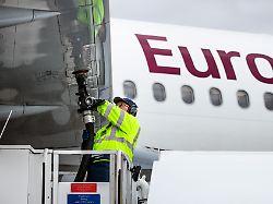 "Systemischer Mangel" droht: Europäische Flughäfen warnen: In drei Wochen geht das Kerosin aus