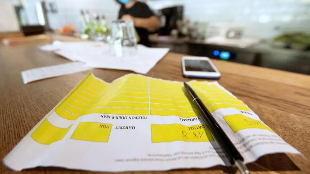 Auf-der-Theke-in-einer-Pizzeria-liegt-ein-Zettel-zur-Besucherregistrierung