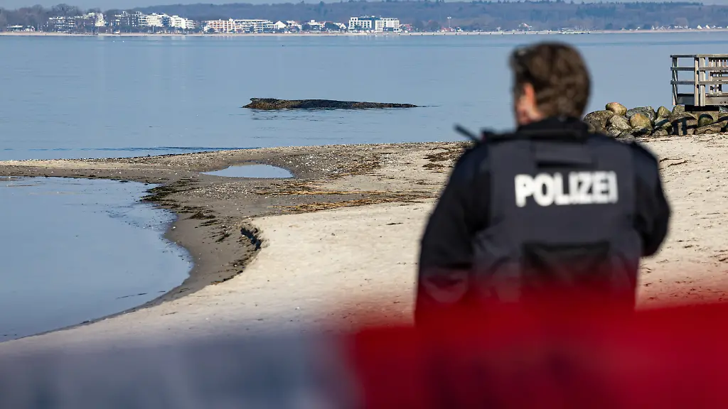 Ein-Wal-ist-an-der-Ostseekueste-vor-Niendorf-gestrandet-Die-Polizei-hat-das-Gelaende-abgesperrt-um-das-Tier-nicht-zu-beunruhigen-Die-Rettung-laeuft-in-den-kommenden-Stunden