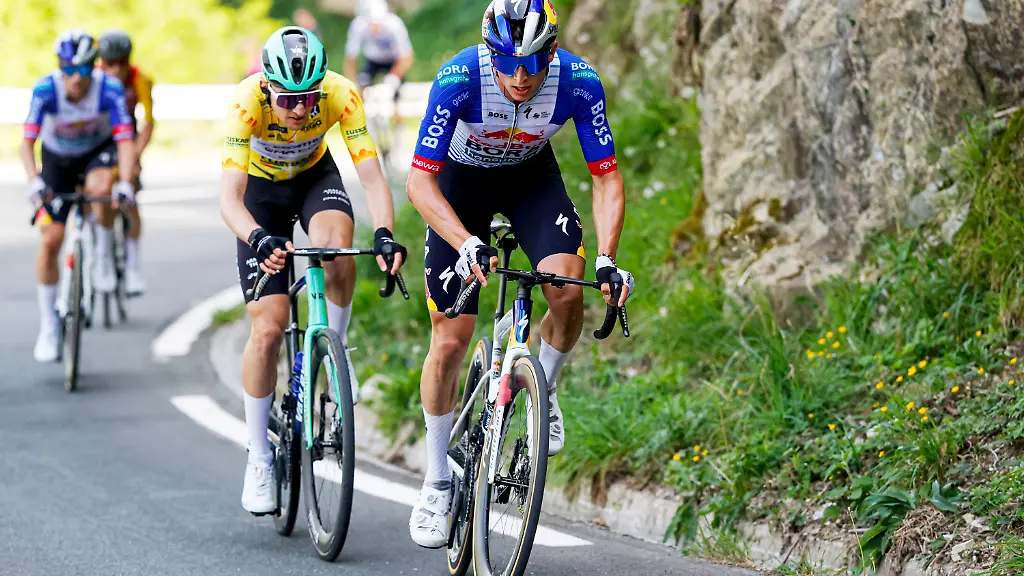 ROT-Vorne-Lipowitz-Florian-GER-Team-Red-Bull-BORA-hansgrohe-hier-vor-dem-Mann-im-Gelben-Trikot-Seixas-Paul-FRA-Decathlon-CMA-CGM-Team-Im-Hintergrund-Roglic-Primoz-SLO-Team-Red-Bull-BORA-hansgrohe-Baskenland-Rundfahrt-2026-5