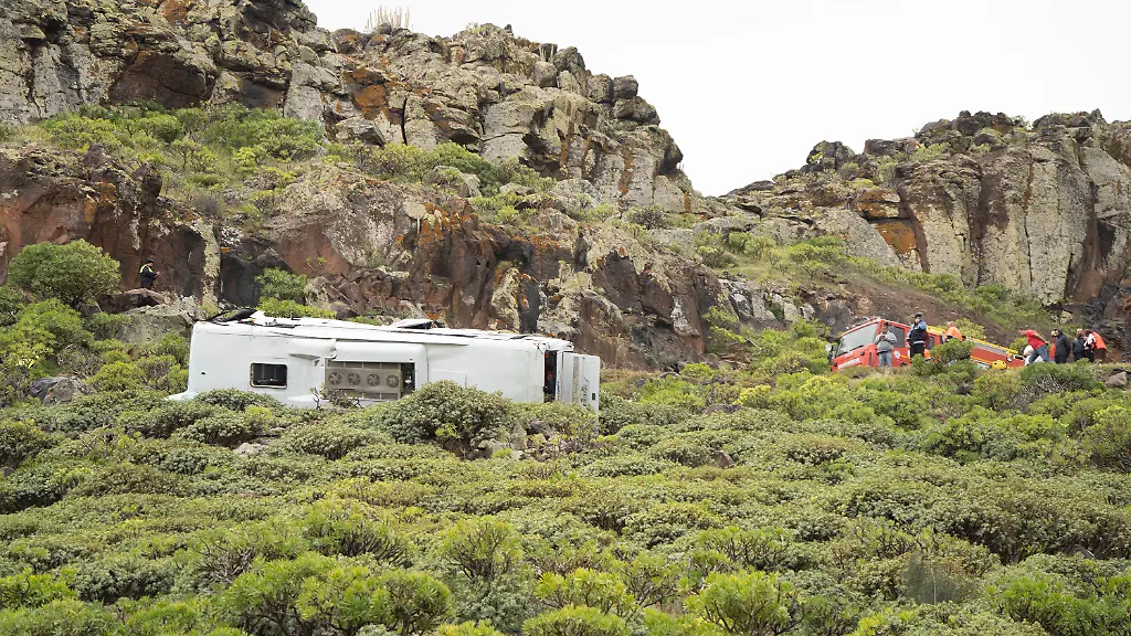 Rettungseinheiten-sind-nach-einem-schweren-Busunglueck-auf-der-Landstrasse-GM-2-im-Einsatz-Das-Fahrzeug-sei-eine-Boeschung-hinuntergestuerzt-teilte-der-lokale-Notdienst-mit